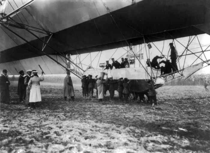 Zeppelin landing in presence of Count Zeppelin and Crown Prince