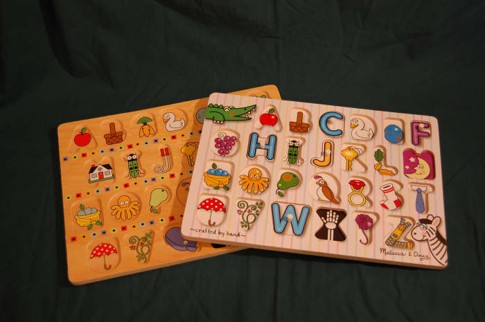 Melissa & Doug non-connecting alphabet puzzles. Puzzle pieces on left do not have knobs. Pieces from puzzle on the right have knobs.