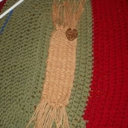 This bookmark is a quick and easy project for anyone who wants to weave. It is ideal for beginners, but can also be useful for experienced weavers.