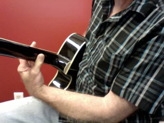 Correct position of the thumb placement on the back of the neck. Keep the thumb close to the middle of the hand to allow for more pressure on the strings.