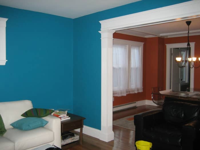 The turquoise blue walls are overpowering, but could be toned down a little with some pastels for a jaw-dropping effect.