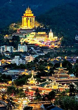 The Kek Lok Si Temple at its supreme splendor at night, with another equally splendid temple down below. Just like a classic Chinese painting.