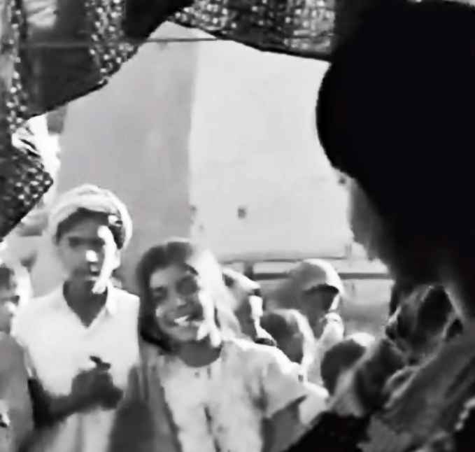 Waheeda Rahman and Raj Kapoor in Teesri Kasam. A very sweet and simple folk song blessing the new bride entering the village.