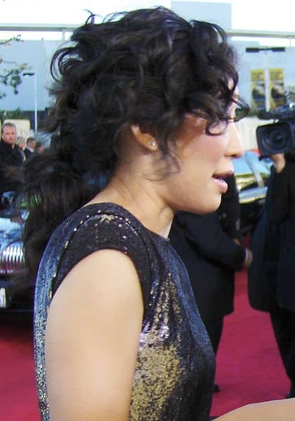 Side view of Sandra Oh's curly ponytail. Korean Curly Hair.