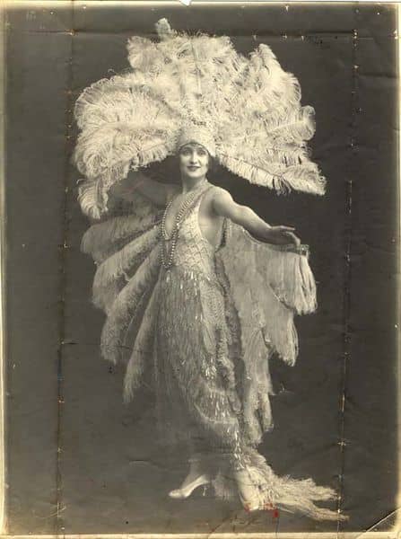 Portrait of artist Gaby Deslys with one of her enormous hats (ca. 191-?), by Henri Manuel (1874 - 1947)