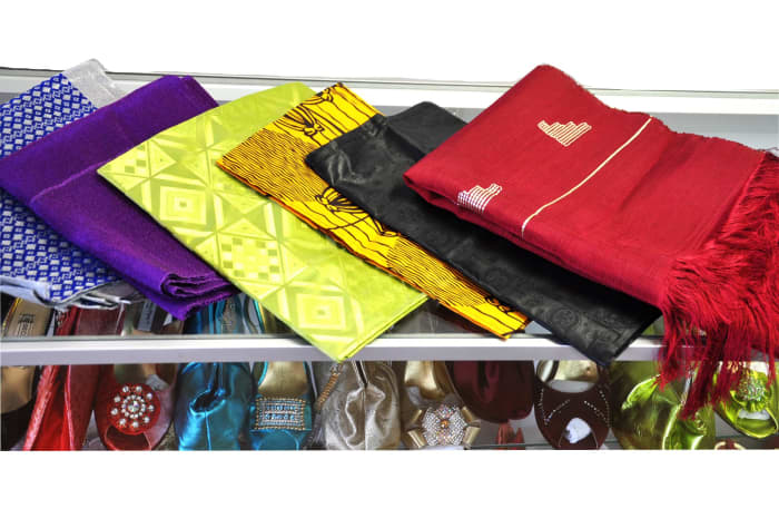 Head tie fabric come in various colors and materials