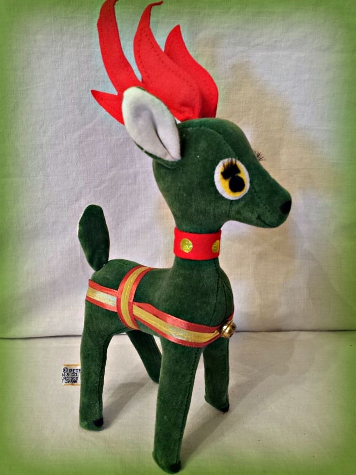 Vintage Dakin Dream Pets Japan Rare Green Velvet Reindeer Christmas Animal. Stuffed with willow tree shavings, Measures: 10 inches height