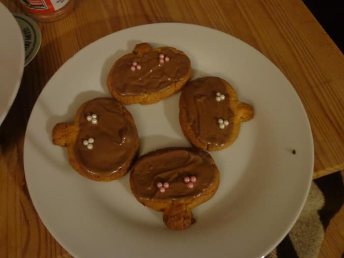I made these for halloween, moulded them into pumpkin shapes and decorated with melted chocolate and edible ball bearings.