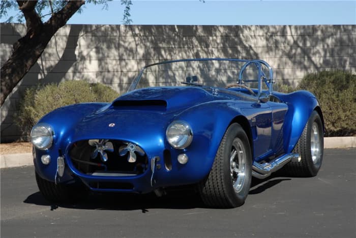 The 427 cubic inch V8 engine in this Shelby Cobra Super Snake created an incredible 800 horsepower and metal twisting 462 lb-ft of torque.
