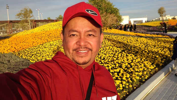 That's Me! Taking a selfie is irresistable. The author in a predominantly yellow background. #YanbuFlowersFestival2019