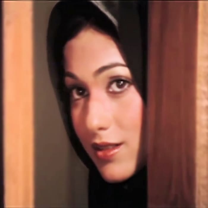 Tina Munim in the song "Dard-e-dil dard-e-jigar dil mein..." from KARZ (1980). The beautiful actress was a perfect foil to Rishi Kapoor, and together they scripted a memorable box office hit!