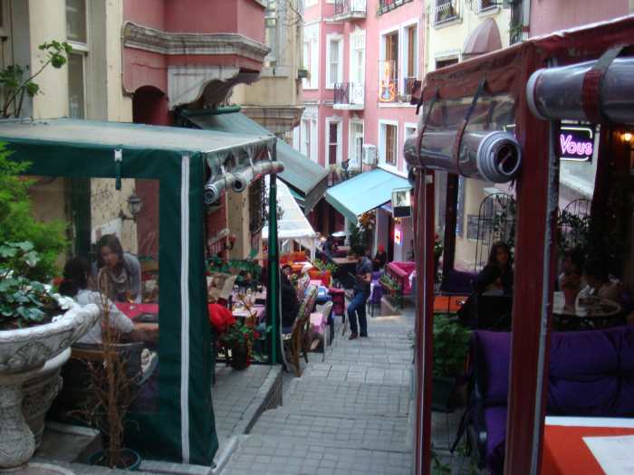 This street aka passage hosts a mixture of bars, pubs and restaurants. You'll see here why I kept calling these passages... but really, they are streets, prettily arranged during business hours, but "street looking" when all businesses are closed.