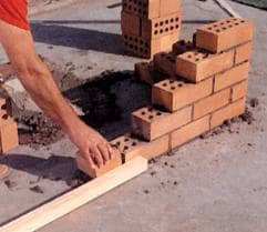 Building a brick corner in stretcher bond. This is one of the easiest and most used corner that a bricklayer can build. Apart from the material to build the bricklayer needs his trowel his spirit level and a type measure to check the gauge.