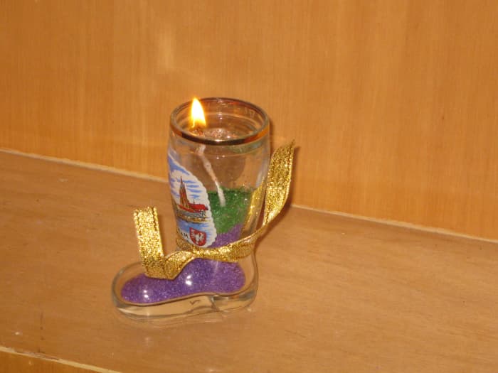 This boot-shaped German souvenir became my fourth candle-holder with the remaining ingredients and the golden fabric-strip is tied around it for a festive look.
