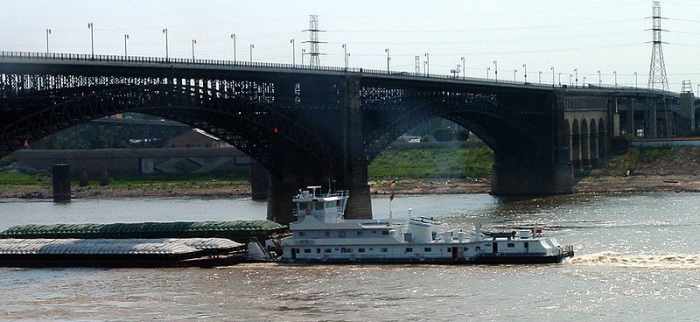 Mississippi Barges at Eads Bridge, St Louis. Photographed by Kelly Martin. Image courtesy of Wiki Commons