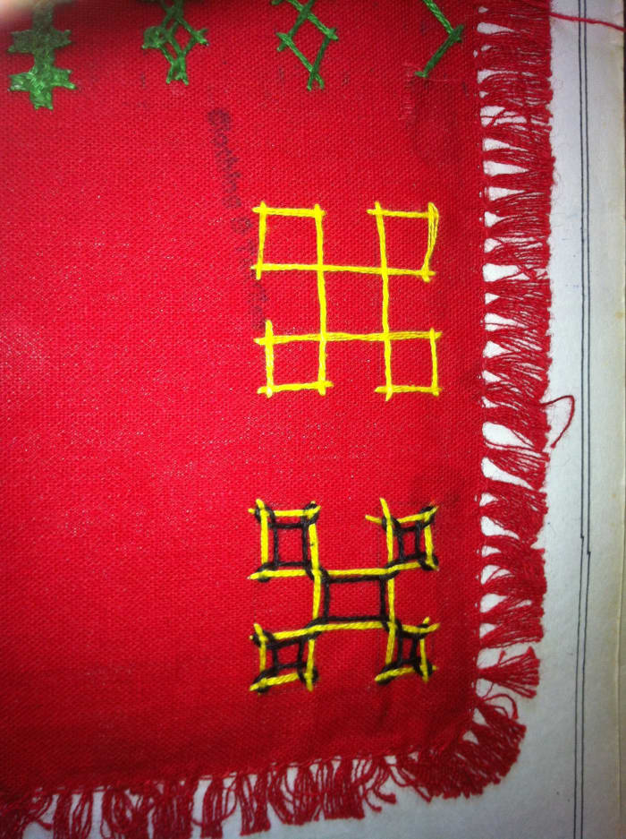the basic structure is with yellow and the inter looping is done with black . it's done in contrastcolour so that one can see the movement of thread, otherwise this embroidery is done with single thread colour