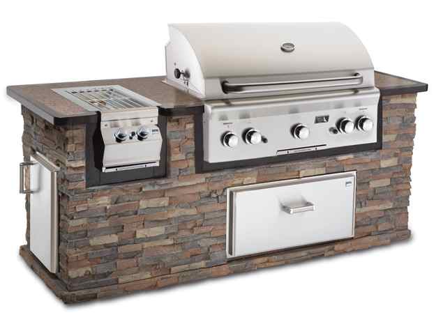 Built in grills are usually all stainless steel -- including the grids for grilling. Once a built in bbq grill is installed it is there forever, replacing a built in bbq is a nightmare. Good quality materials should always be installed -- no porcel