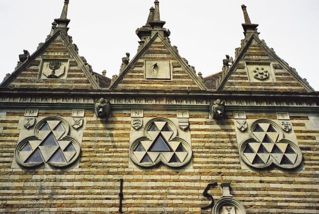 http://commons.wikimedia.org/wiki/File:Rushton_Triangular_Lodge_-_detail_-_geograph.org.uk_-_482531.jpg