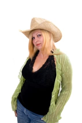 Use hats, necklines, and jewelry to create linear details that draw the eye and elongate the figure.