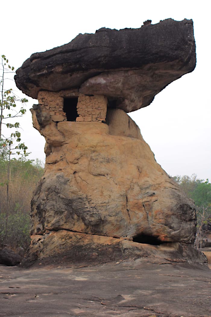 Hoh Nang Usa is central to a local legend about a beautiful princess - Nang Usa - who was forced to live in the rock room at the top