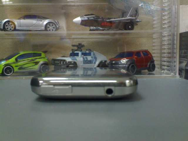 Hardware keys can be a disadvantage for any mobile phone. As can be seen, Samsung Galaxy Y only has the USB and charging port on its top portion