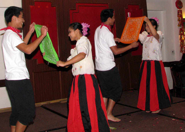 how-to-dance-the-cari-osa-steps-and-costumes-hobbylark