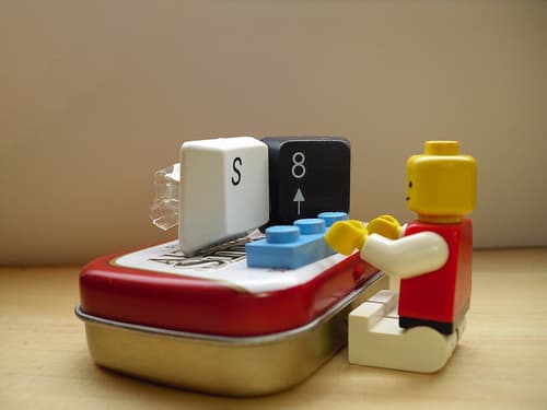 Source: http://www.flickr.com/photos/leftclicker/5874546452/ - no longer active. Some Altoid projects aren't very functional but are just a lot of fun.