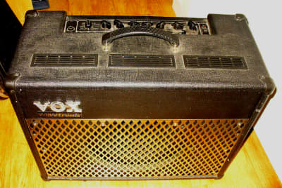 The Vox AD50VT was Vox's 50-watt entry into the hybrid amp market. Its warm sound stems from a 12AX7 tube in the preamp section, as well as a 12" Celestion speaker which sits behind the chrome grill.