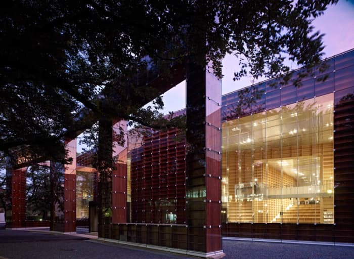Front glass wall, allows all the natural light in the world in, and presents a spectacular view of the interior by dusk