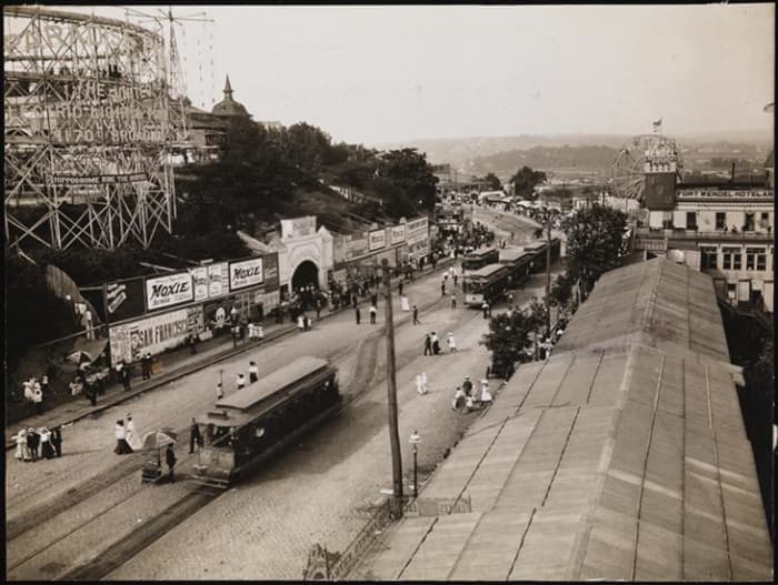 Another view of Amsterdam Ave in Fort George's amusement district. Hard to believe that all of this was once in Manhattan.