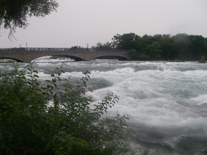 Rapid is almost ready to fall over the gorge. The bridge in the background takes you to the Goat Island.