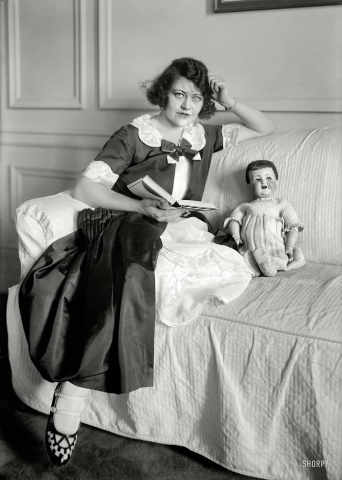 New York. October 26, 1921. "Peggy O'Neil." The Irish-American actress at ease. 5x7 glass negative, George Grantham Bain Collection.