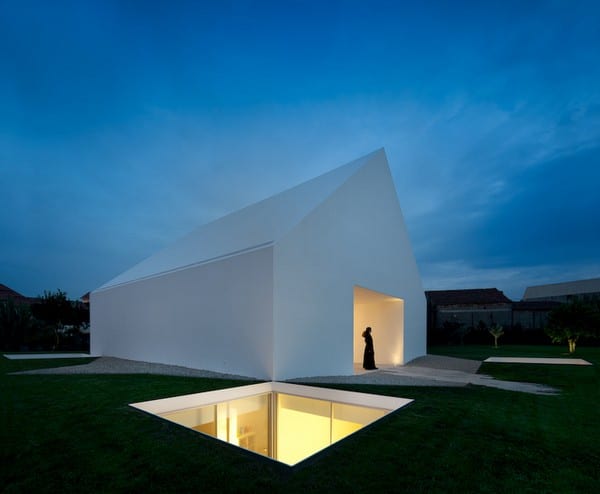 Minimalist house consisting of 2 sections. The living space is on top and the sleeping quarters below ground to restrict noise and other disturbances.