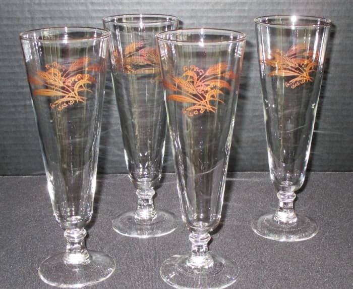 Here are four vintage Lifetime Prairie Gold Wheat "BEER" pilsners goblets glasses. These goblets are 8-1/4" tall x 23/4" at the rim.