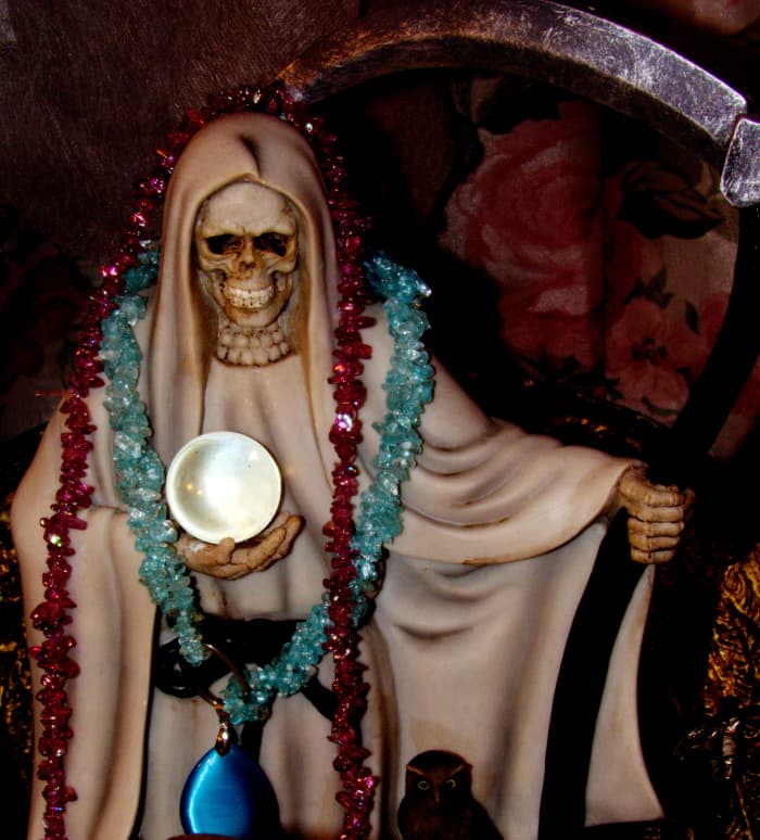 I like making my pretty girl jewelry and adoring her statues. The white aspect adores her pretties as she sees them.