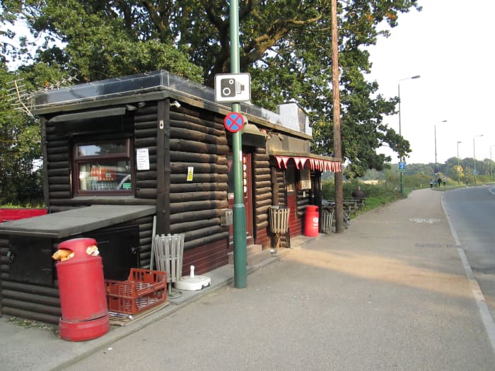 Along Whipps Cross Road there are a couple of snack shacks. This one is the Log Cabin, done up with half-logs to look the part and reasonably priced. The other, the Lakeside Diner opens early mornings for commercial drivers, closes around 4pm