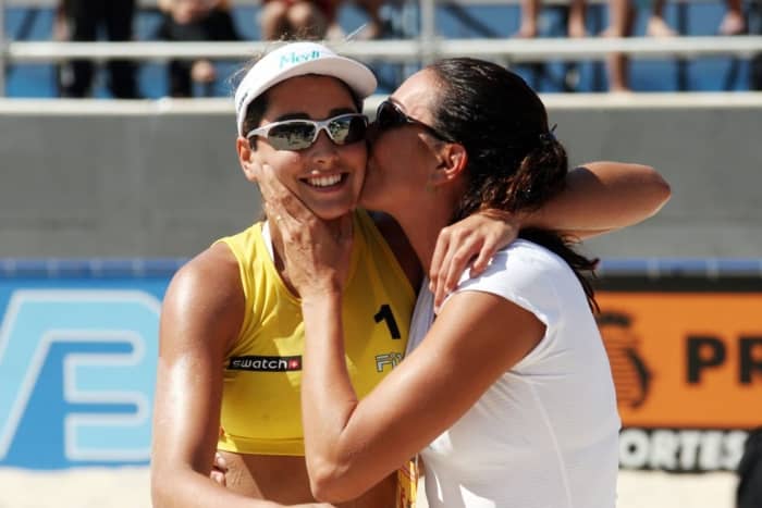 Carolina Salgado Solberg is kissed by her sister Maria Clara Salgado and this is such a beautiful picture! Sibling love!