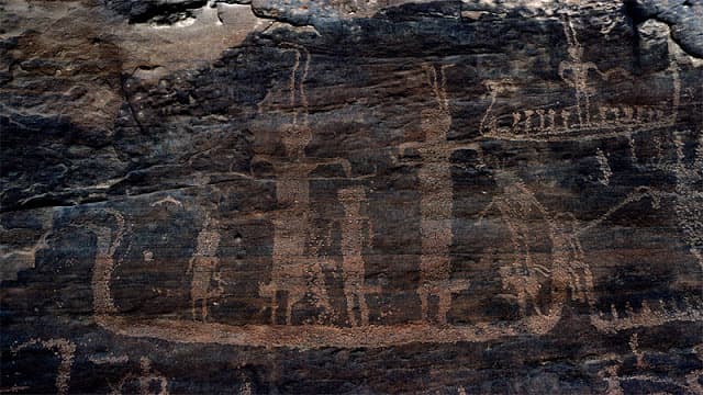 Some of the ship drawings may depict gods or chieftain priest figures wearing two tall plumes, a motif instituted by Egyptian pharaohs. (credit: David Rohl)