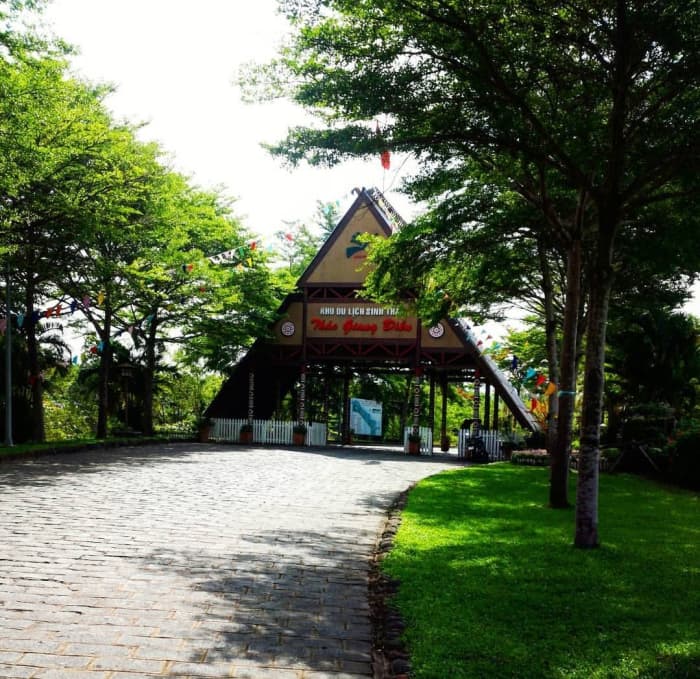 A huge gate that copies the style of an ethnical house impresses visitors as they arrive at the park