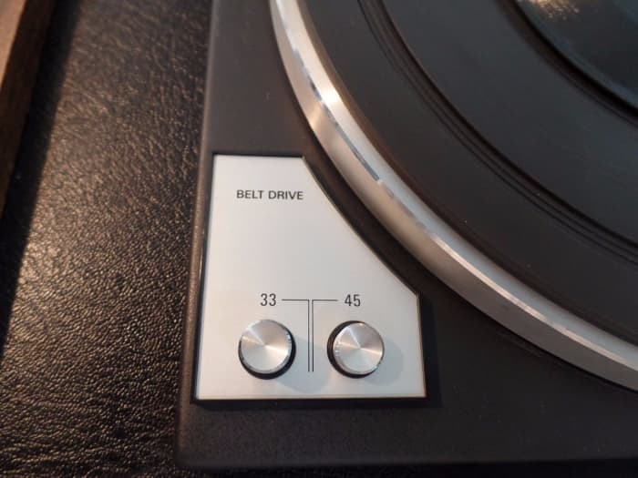 There are two belt speeds for the Curtis Mathes CM-29 turntable, 33 speed and 45 speed. These are flawless in that they keep perfect speed effortlessly.