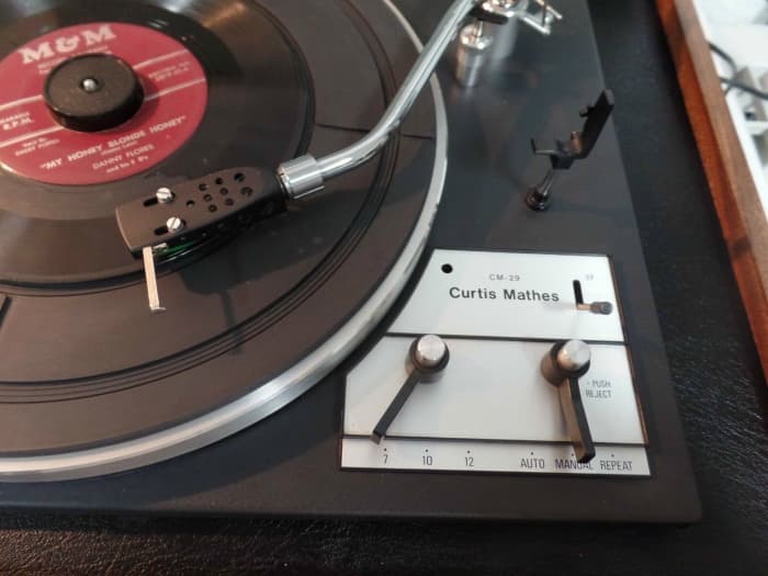 Three record setting for the platter, seven inch, ten inch, and 12 inch settings. The turntable also has auto, manual and repeat features. The repeat feature allows the owner to continually pay a record for as long as her or she likes.