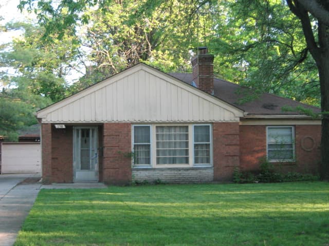 Another case of strange block-fellows as this small house is three houses away from the home pictured above