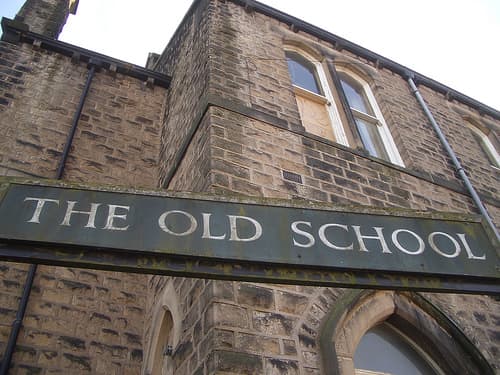 Old school has classes, teachers running exams, people grouped by age, following a curriculum. This system set on structural concepts incompatible with computers and the digital age.