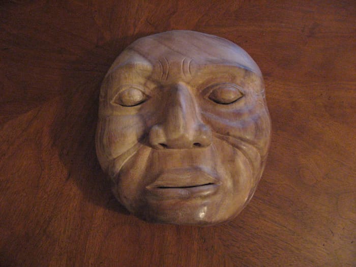 My kind teacher Wayang Dadi was as amazed as me that we had carved such a dramatic old man mask. Light and graceful it took us 1 week.I loved the wood grain and decided not to paint it