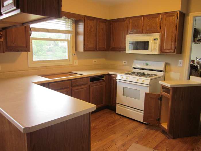New counter top in! Once the cabinet to the right of the stove was moved a little it fit just perfectly!