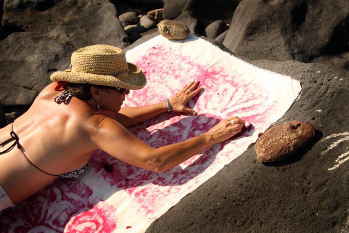 Transfer of petroglyphs from Las Labradas in Mazatlan, Sinaloa, Mexico using cloth and beets.