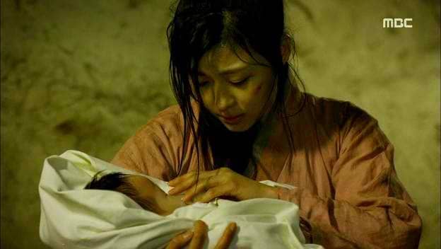 Ha Jiwon as Seung-Nyan; just gave birth to a son inside a cave. Credit this photo also to Talking Cupboard and MBC