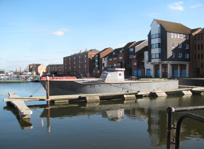 Near the old warehouses (now converted into flats) and keeping company with the narrowboats.