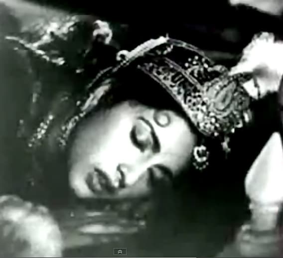 A great duet, based on Raga Bageshwari by Hemant Kumar & Lata Mageshkar. It is featured on Beena Rai & Pradeep Kumar in a beautiful courtesan dance sequence.