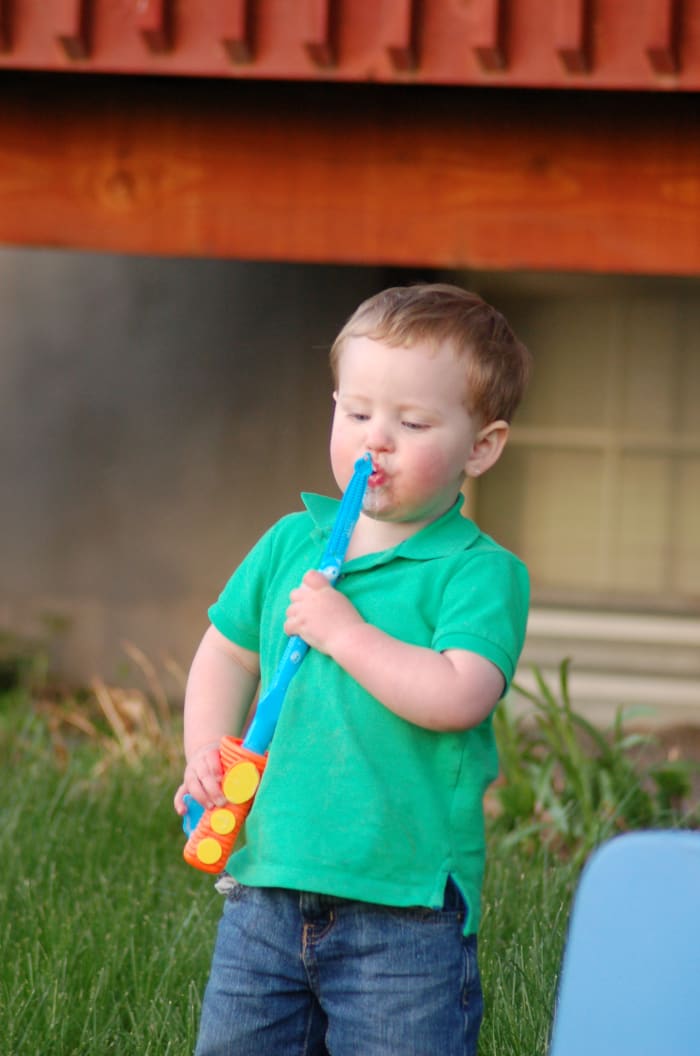 homemade-bubbles-easy-homemade-bubbles-solution-homemade-bubbles